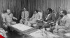 Presiden Soeharto sedang melakukan pembicaraan dengan Ketua delegasi/Utusan Khusus Presiden Aljazair, Mohamed Yazid di Bina Graha, Jakarta pada 27 April 1985.
