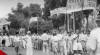 Foto Pawai peringatan Hari Buruh Internasional 1 Mei di sekitar Harmoni, ikut serta serikat buruh Kementerian Penerangan, 1 Mei 1952.