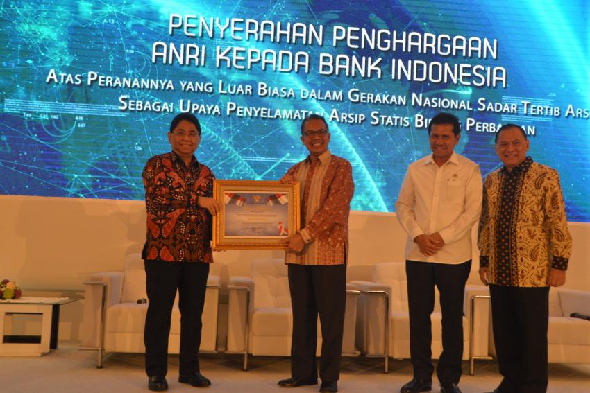 anri memberikan penghargaan kearsipan kepada bank indonesia