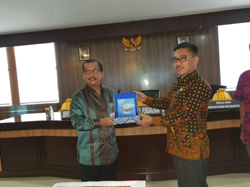anri menyerahkan aplikasi sikd kepada pemerintah provinsi Sulawesi barat