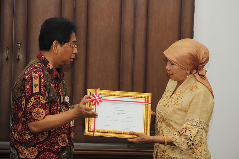 ANRI Serahkan Sertifikat MoW dari UNESCO untuk Babad Diponegoro ke Perpusnas