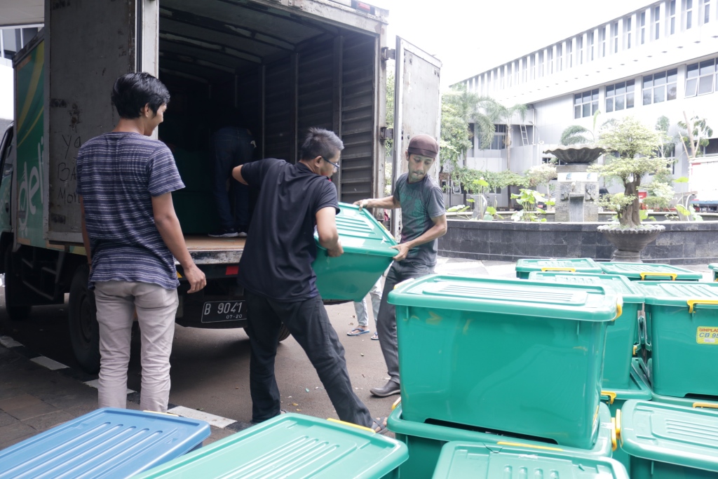 3 Mobil Box Berisi Arsip  Badan Pertanahan Kota Bekasi 