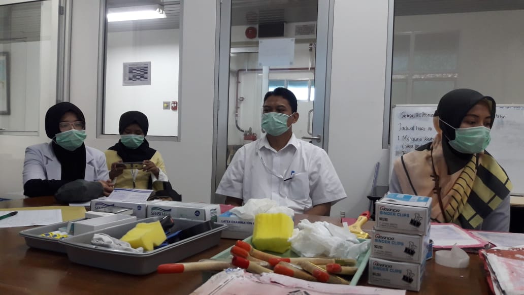 Kunjungan Tim kesehatan Dokter Klinik ANRI ke Tim Restorasi Arsip BPN Kota Bekasi terdampak Banjir