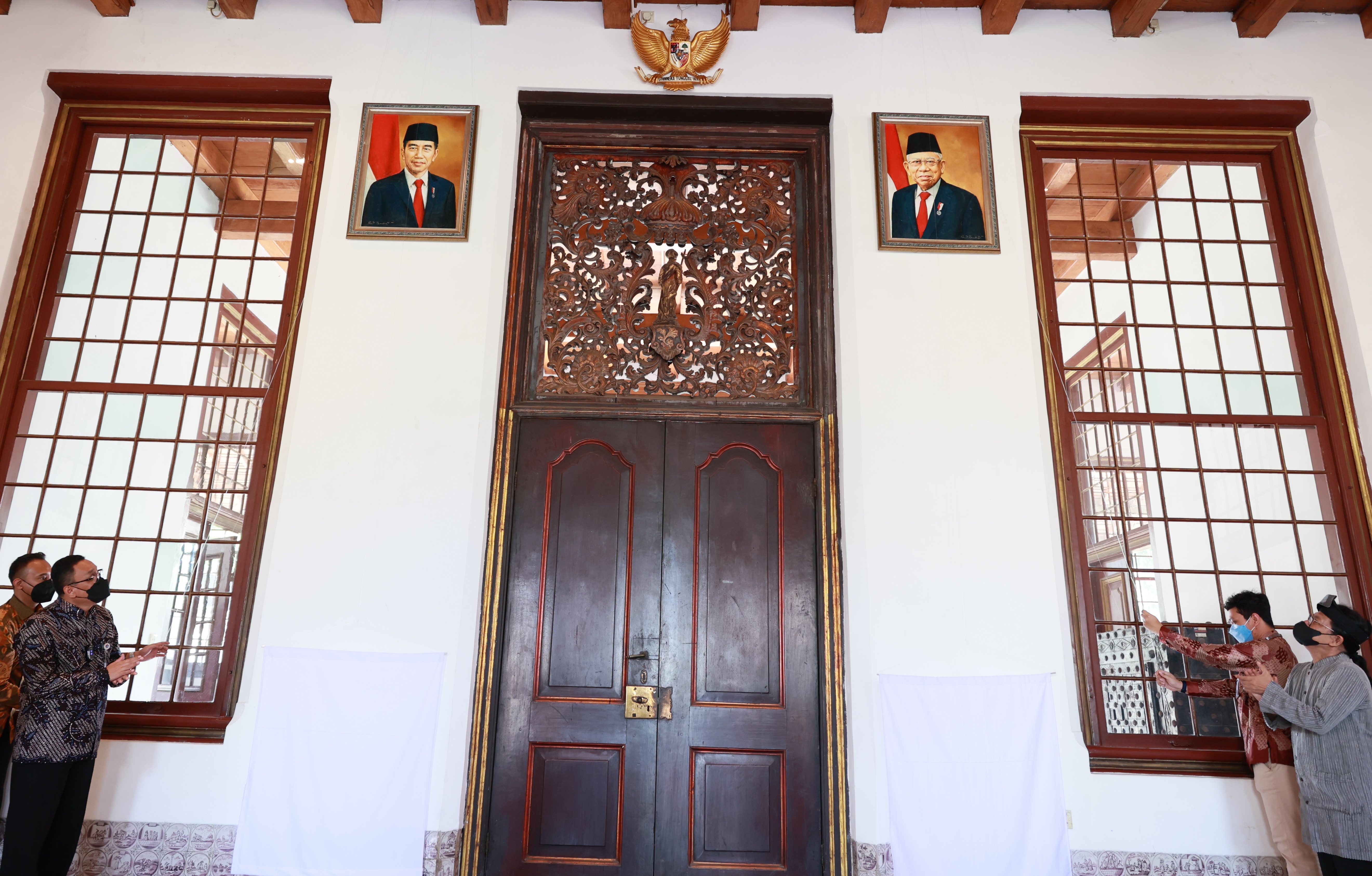 Penyerahan Lukisan Presiden RI dari Perwakilan Masyarakat  kepada ANRI sebagai Dukungan Pelestarian Memori Pimpinan Negara di Gedung Cagar Budaya ANRI - Gajah Mada