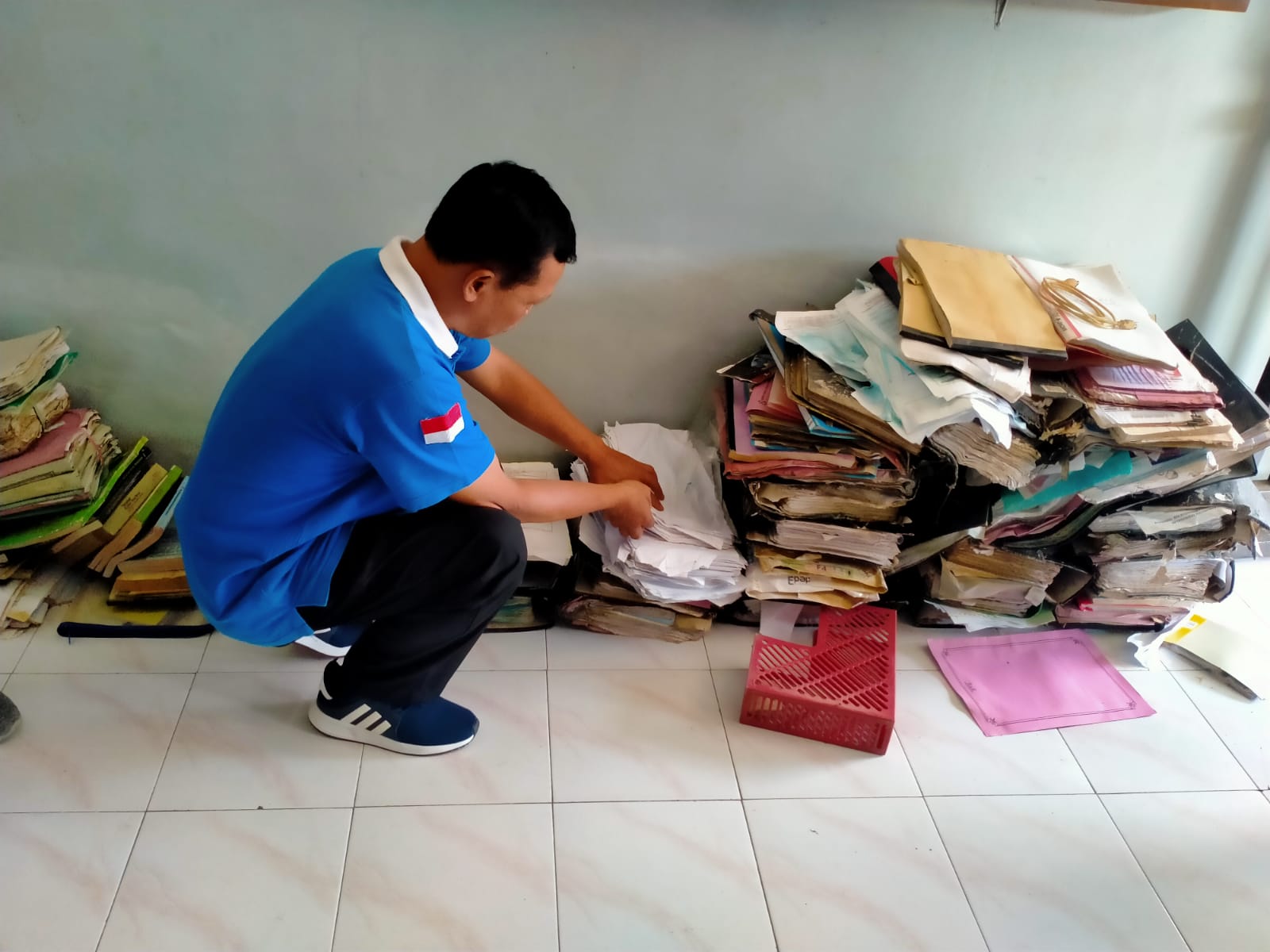 Kolaborasi ANRI, Dispusip Jawa Timur, dan Dispusip Trenggalek Menyelamatkan Arsip yang Terdampak Banjir di Trenggalek