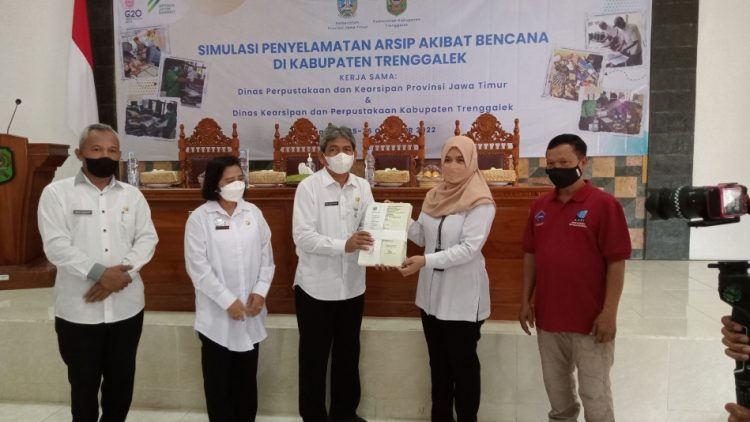 Kolaborasi ANRI, Dispusip Jawa Timur, dan Dispusip Trenggalek Menyelamatkan Arsip yang Terdampak Banjir di Trenggalek