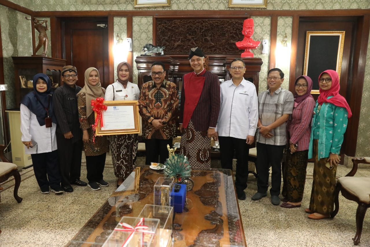 Kepala ANRI Serahkan Sertifikat UNESCO Arsip Pusat Rehabilitasi Dr Suharso kepada Gubernur Jawa Tengah