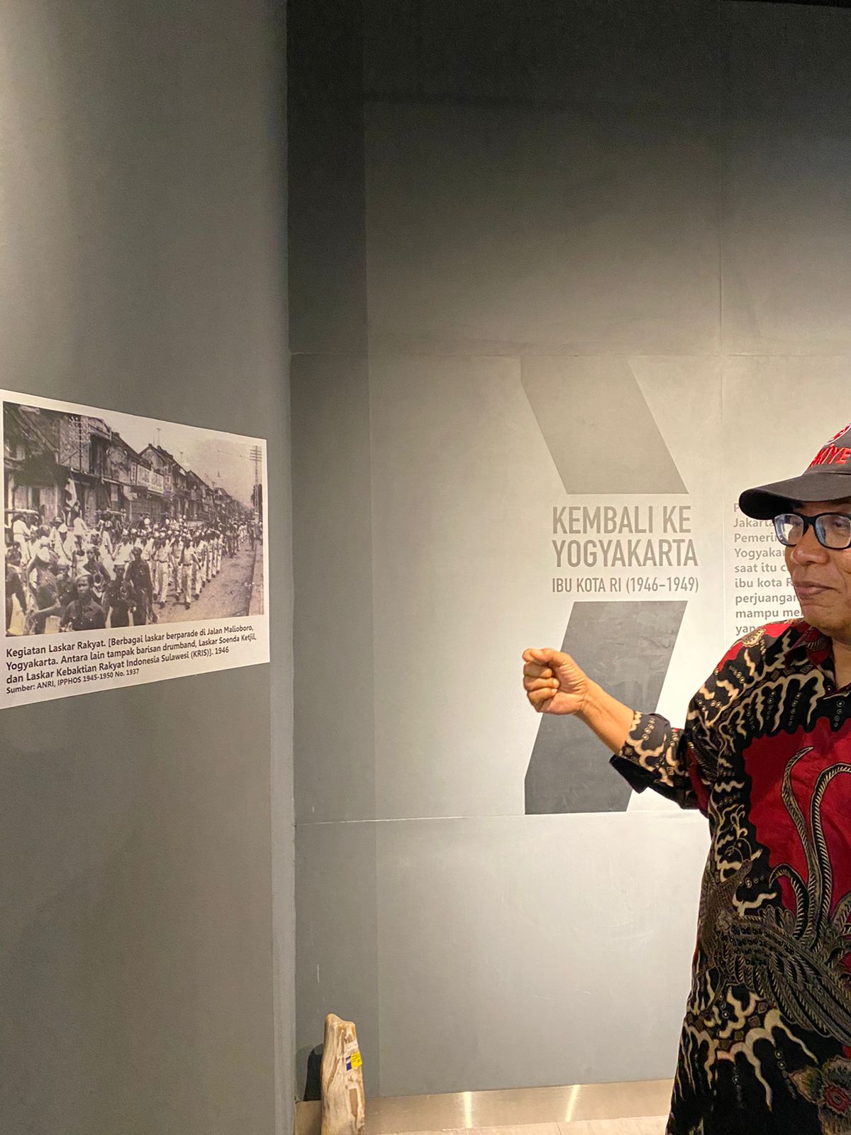 Prof. Dr. Asvi Warman Adam Mengunjungi Pameran Tetap Presiden Sukarno