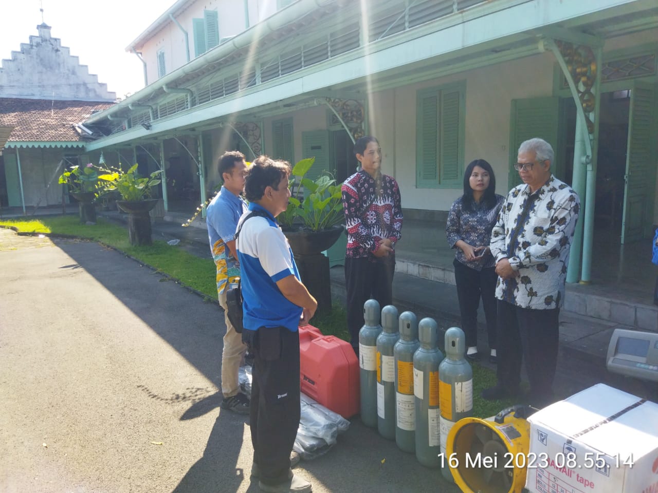 Tim Preservasi ANRI Lakukan Pendampingan Fumigasi di Rekso Pustoko Pura Mangkunegaran
