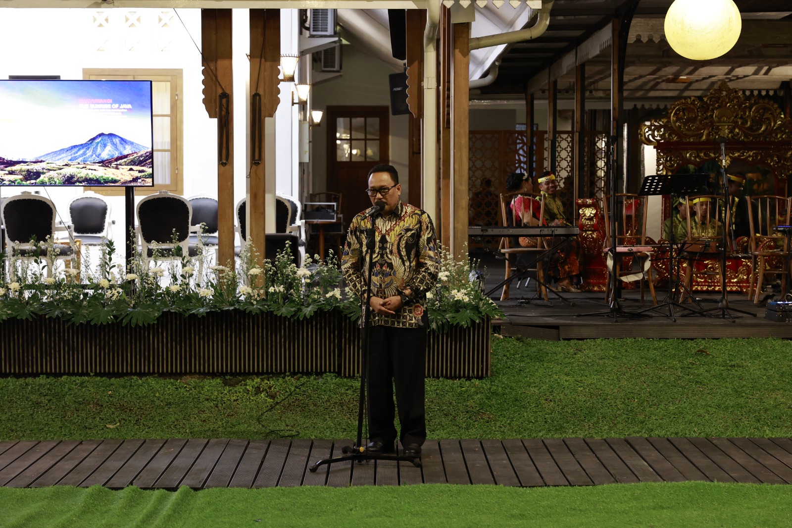 ANRI Berikan Penghargaan Tokoh Kepemimpinan Kearsipan kepada Gubernur Jawa Timur
