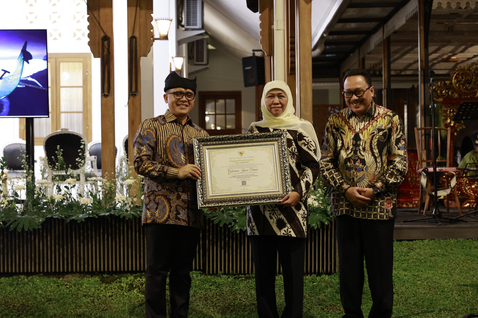 ANRI Berikan Penghargaan Tokoh Kepemimpinan Kearsipan kepada Gubernur Jawa Timur