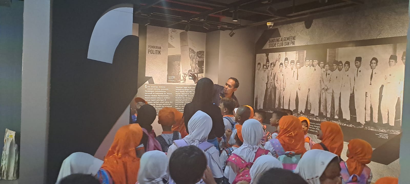 Pembelajaran Sejarah Presiden Sukarno di Usia Belia: Kunjungan RA. Cahaya Petunjuk Yayasan Al-Anwar Krukut