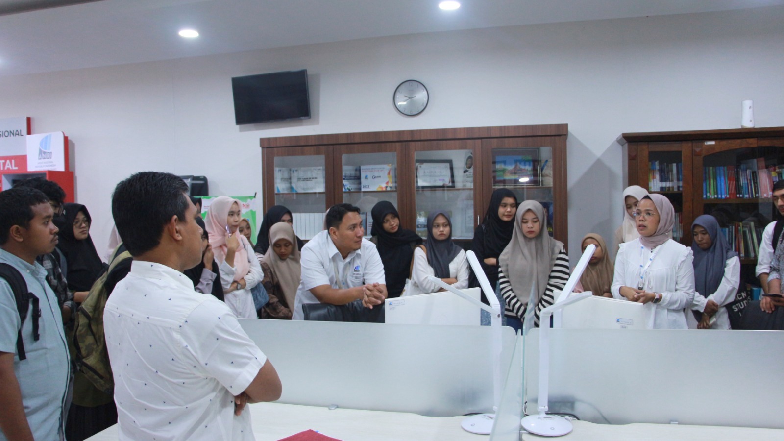 Mahasiswa Sejarah Kebudayaan Islam UIN Ar-Raniry Belajar Preservasi Arsip di BAST