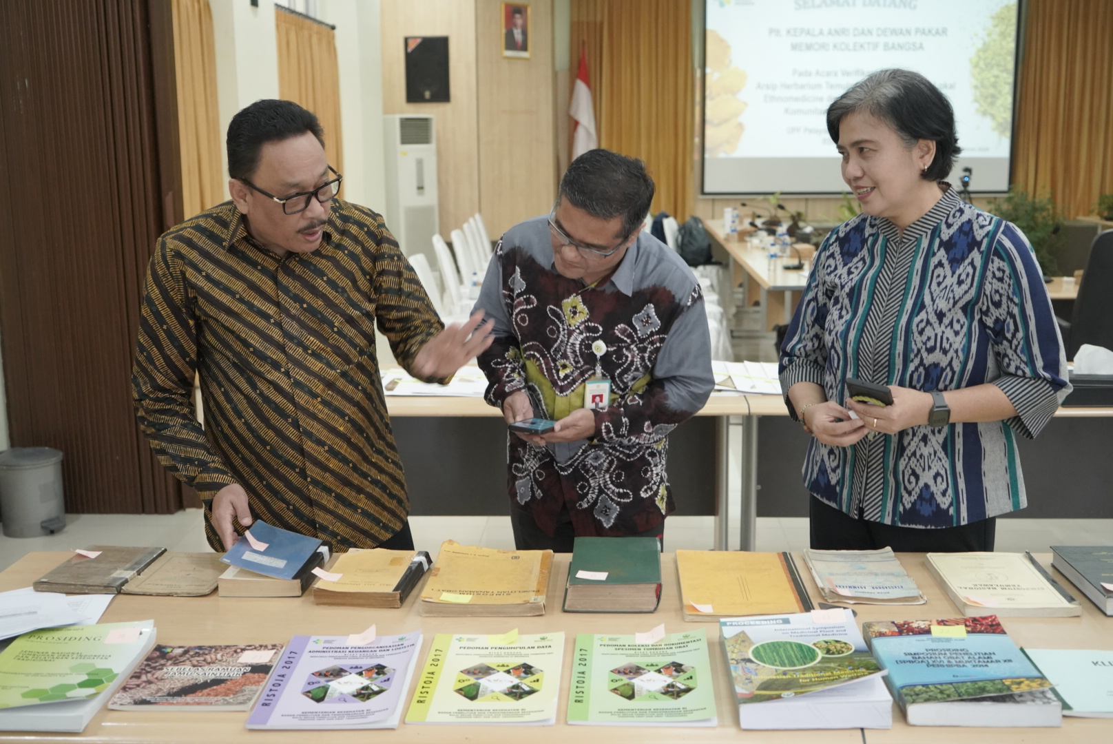 Arsip Herbarium Temulawak Diverifikasi Langsung oleh Plt. Kepala ANRI Bersama Dewan Pakar MKB