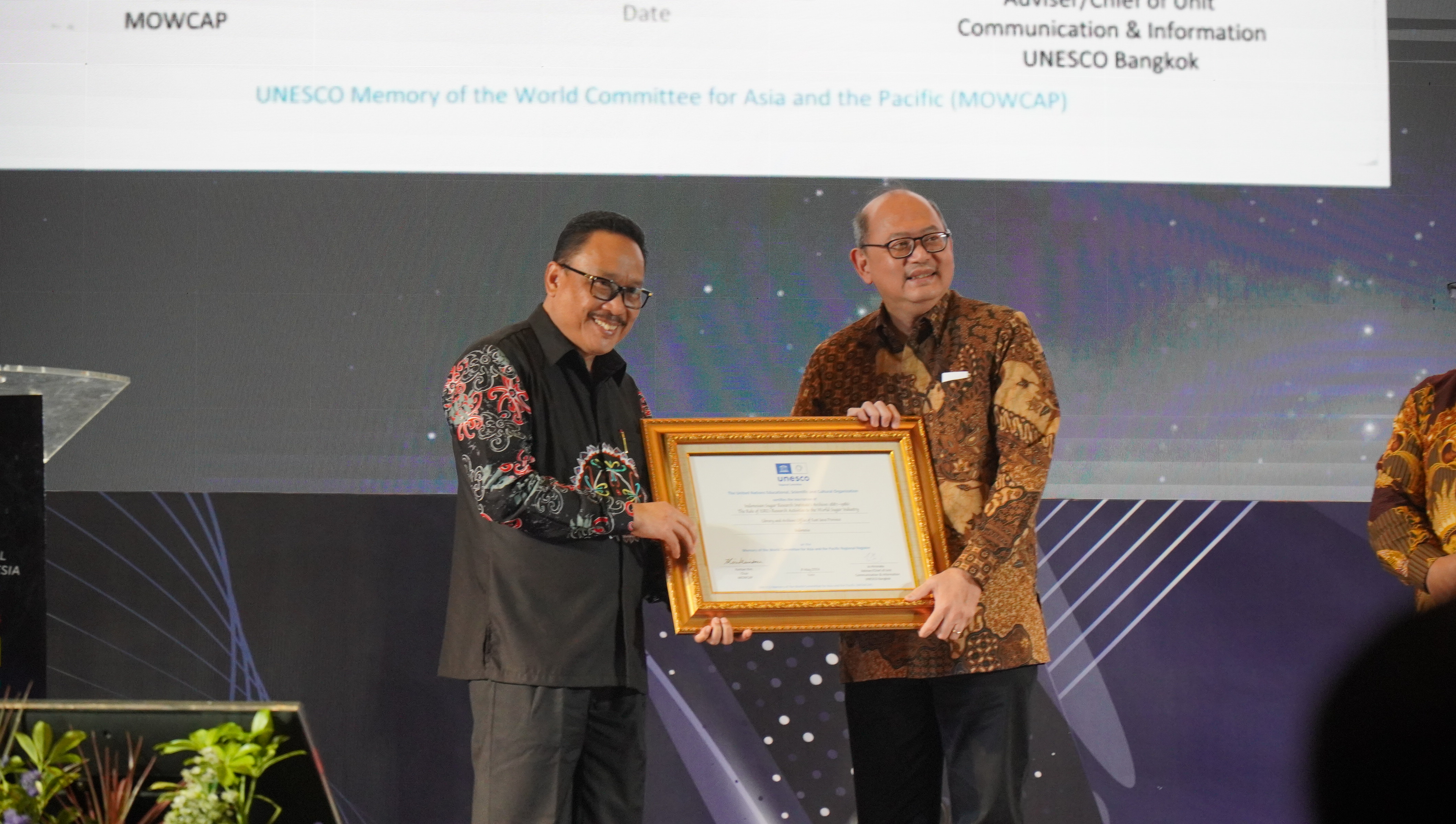 Plt. Kepala ANRI Serahkan Sertifikat Registrasi Warisan Dokumenter Indonesia dalam MoWCAP 2024