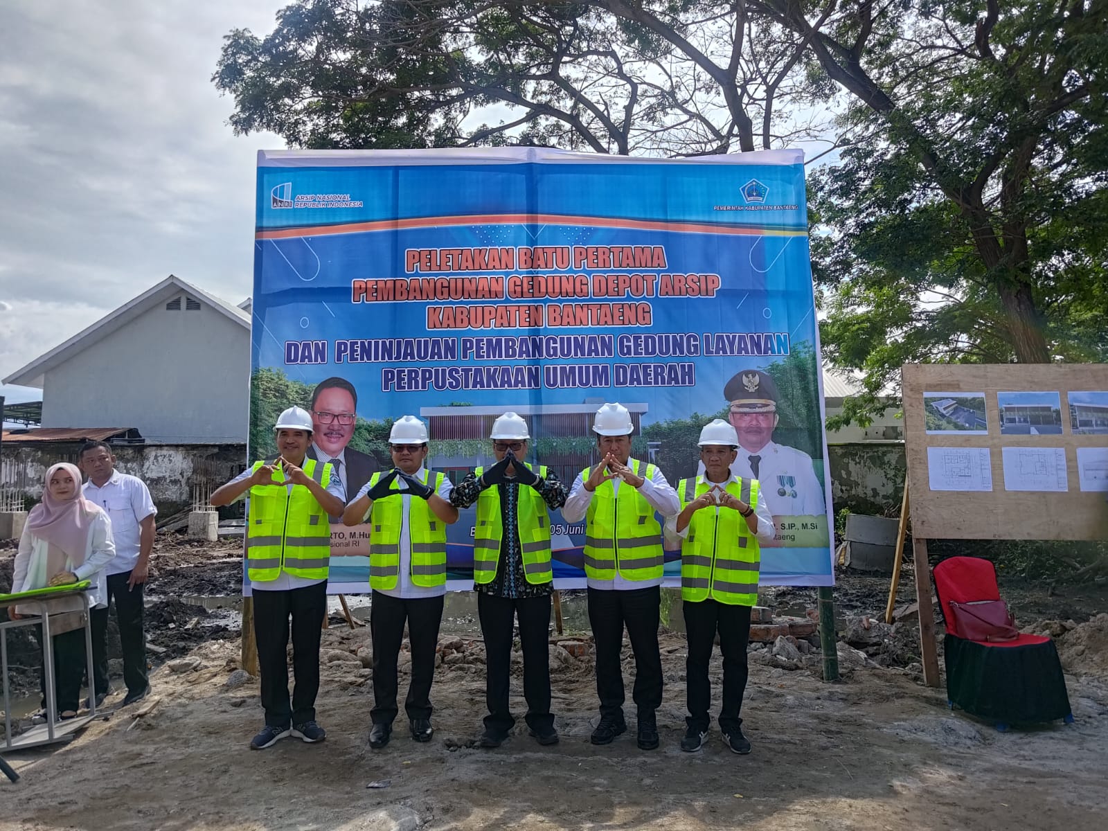 Plt. Kepala ANRI Meletakkan Batu Pertama Pembangunan Depot Arsip Kabupaten Bantaeng