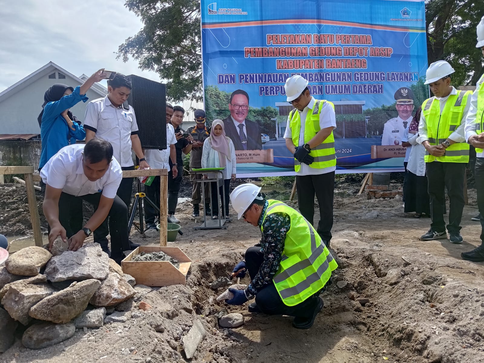 Plt. Kepala ANRI Meletakkan Batu Pertama Pembangunan Depot Arsip Kabupaten Bantaeng
