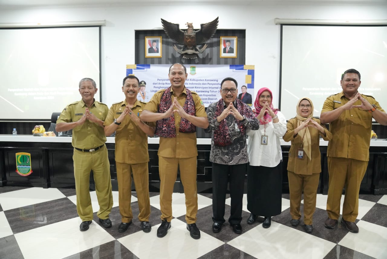 HUT ke-391, ANRI Serahkan Citra Kabupaten Karawang dalam Arsip