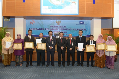 Kepala ANRI Beri Anugerah Delapan Arsiparis Teladan Tingkat Nasional Tahun 2014