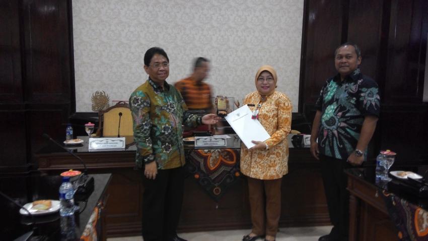 Kepala ANRI Serahkan Sertifikat Akreditasi Lembaga Kearsipan kepada Kota Surabaya