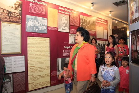 Liburan Sekolah, Adelina Tumbuan Mangindaan Ajak Keluarga Belajar Sejarah di Diorama