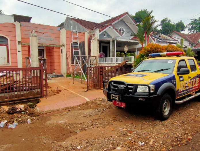 Tim Task Force ANRI Melakukan Penyelamatan Arsip Terdampak Bencana Banjir di Kota Tangerang Selatan