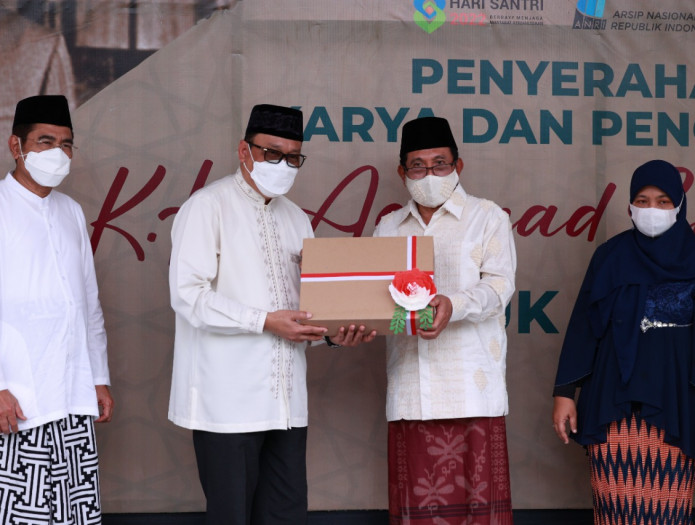 Peringatan Hari Santri, Yayasan Islam Al-Hamidiyah Serahkan Arsip Kiai Achmad Sjaichu Ke ANRI