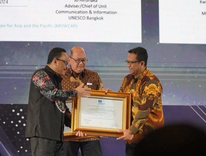 Plt. Kepala ANRI Serahkan Sertifikat Registrasi Warisan Dokumenter Indonesia dalam MoWCAP 2024