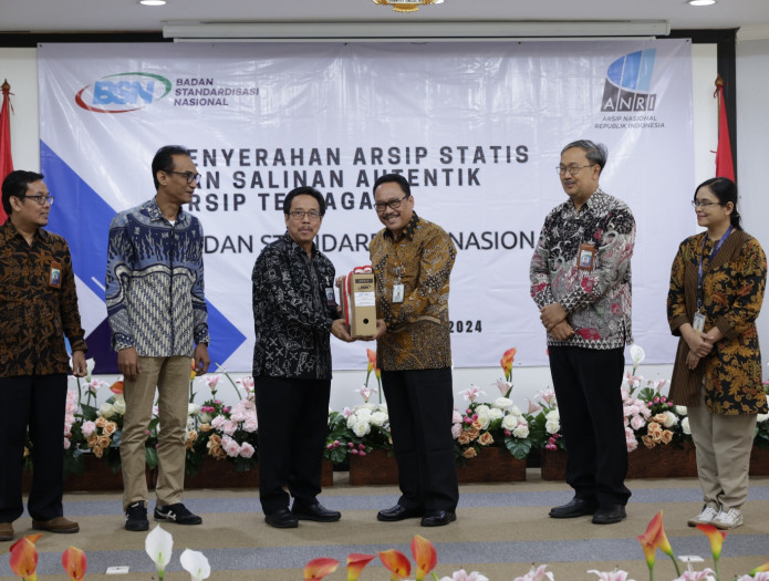 BSN Serahkan Arsip Statis dan Salinan Autentik Arsip Terjaga ke ANRI