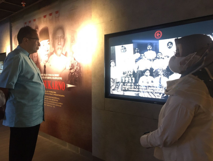Kunjungan Datuk Husam bin Musa ke Pusat Studi Arsip Statis Kepresidenan