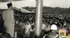 Foto Presiden Sukarno berpidato dalam rapat umum saat singgah di Lapangan Terbang Balikpapan. 28 Januari 1953. Latar belakang tampak Pesawat Garuda.  Sumber : ANRI. Kempen Kalimantan Selatan No. 790