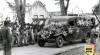 Foto Mobil yang membawa jenazah Jenderal Soedirman berjalan diiringi dengan tembakan senjata sebagai tanda penghormatan terakhir dari rumah duka Magelang. 30 Januari 1950. Sumber : ANRI. IPPHOS No. 1581