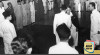 Foto Presiden Sukarno bersalaman dengan Ketua Parlemen Negara Indonesia Timur, Arnold Mononutu di Gedung Agung Yogyakarta. 18 Februari 1948. Sumber : ANRI. IPPHOS 1945-1950 No. 760