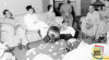 Presiden Sukarno, Sri Sultan Hamengku Buwono IX, dan Ibu Fatmawati sedang menerima kunjungan dari Komisariat PDRI di Jawa, Mr. Susanto Tirtoprodjo (duduk berkacamata) beserta rombongan di Gedung Agung Yogyakarta, 20 Juli 1949. Sumber: ANRI, IPPHOS No.1270