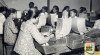Foto Suasana pekerja sedang membuat cerutu di Pabrik Cerutu Taru Martani, Yogyakarta, 28 Juli 1954. Sumber : ANRI, Kempen DIY 1950-1965 No. 4049