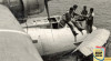 Penerbang Pesawat Catalina yang sedang membeli buah-buahan dari Pedagang yang menjajakan dagangannya dengan menggunakan Perahu di Sungai Kapuas, Kalimantan, 27 Agustus 1947. Sumber : ANRI, RVD Kalimantan Timur 1947-1949 K70827 LL 1-22.