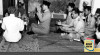Presiden Sukarno dan rombongan sedang berdoa di depan makam Ratu Kalinyamat di Mantingan, Jepara, Jawa Tengah. 13 September 1952. Sumber ; ANRI, Deppen RI 1966-1967 No. 520913GSI-1