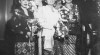 Enam orang model bersanggul memakai Busana Kebaya dan Kain Motif Batik berpose pada Perlombaan Pakaian Batik  di Hotel Dharma Nirmala, 2 Oktober 1953.Sumber : ANRI, Kempen Jakarta 1953 No. 15839