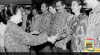 Ibu Tien Soeharto sedang berjabat tangan dengan Christine Hakim (pemeran Cut Nyak Dien), saat menghadiri pemutaran perdana film Cut Nyak Dien di Jakarta, 23 November 1988. Sumber : ANRI, Arsip Foto Setneg 1966-1989 No. 384