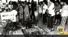 Potret kegiatan Ibu Tien Soeharto selaku Ibu Negara saat mengunjungi stand pameran kerajinan dari daerah Nusa Tenggara Timur (NTT) dan Timor Timur di Istana Negara. 30 Januari 1985.