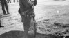 Penerbang TRI AU melepaskan helm yang dikenakannya pada pendaratan pertama TRI AU di lapangan udara Kemayoran, 23 April 1946.