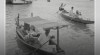 Foto pedagang makanan di Palembang yang berjualan menggunakan perahu di Sungai Musi, 3 September 1949.