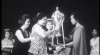 Cuplikan Video Ibu Negara Siti Hartinah Soeharto  saat menghadiri acara Peragaan Busana Olahraga dan memberikan piala kepada perancangnya di Taman Ismail Marzuki, Jakarta, 30 November 1971.