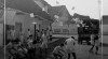 Foto pembagian Buletin Mingguan bagi masyarakat Tionghoa yang dibagikan oleh petugas bermobil di Kediri pada 26 Desember 1948. Buletin berisi mengenai Agresi Militer Belanda II di Yogyakarta pada 19 Desember 1948.