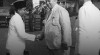 Wakil Presiden Mohammad Hatta bersalaman dengan Wakil UNCI dan KTN dari Amerika Serikat H. Merle Cochran setibanya di Lapangan Terbang Kemayoran, Jakarta, 24 April 1949.