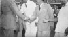Foto Menteri Dalam Negeri Iskaq Tjokroadisurjo, Perdana Menteri Sukiman dan Menteri Kesehatan J. Leimena menyambut kedatangan Presiden Sukarno di Lapangan Terbang Kemayoran. 2 Agustus 1951.