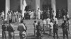 Foto Suasana saat masyarakat demonstrasi menuntut pemerintahan Presiden Sukarno untuk membubarkan parlemen  juga menghendaki dilakukannya pemilihan umum di Istana Merdeka, Jakarta. 17 Oktober 1952.