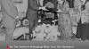 Potret Ibu Tien Soeharto didampingi Mbak Tutut (Siti Hardijanti Hastuti Indra Rukmana) putrinya, menerima cindera mata dari perwakilan PT. Kualuh Kusuma Kencana dan Inamuc Group di rumah kediaman Jl. Cendana, Jakarta. 6 Desember 1988.