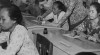Foto suasana pembelajaran pada Kursus Pemberantasan Buta Huruf di percetakan G. Kolff, Jakarta. 3 Mei 1950.