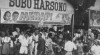 Foto penonton film Merapi memadati bagian depan Bioskop Soboharsono Yogyakarta. 27 Mei 1955.